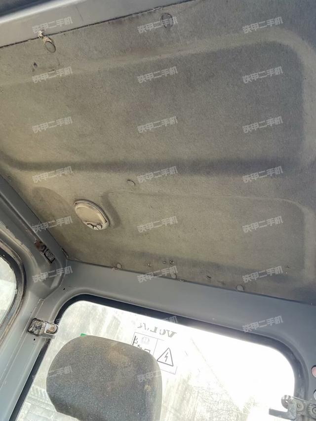 駕駛室頂部(整機(jī)外觀) 駕駛室頂部(整機(jī)外觀)