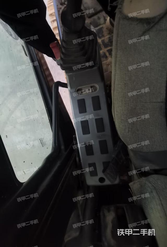 座椅左側(cè)控制臺/音響/含左手柄(駕駛室部分) 座椅左側(cè)控制臺/音響/含左手柄(駕駛室部分)