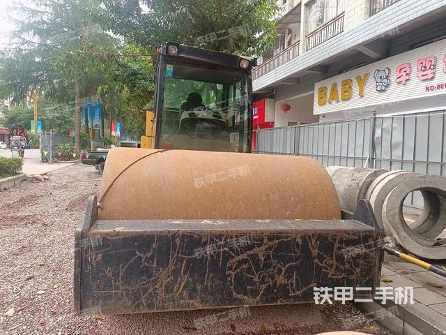 整機右側（設備外觀及核心部件）