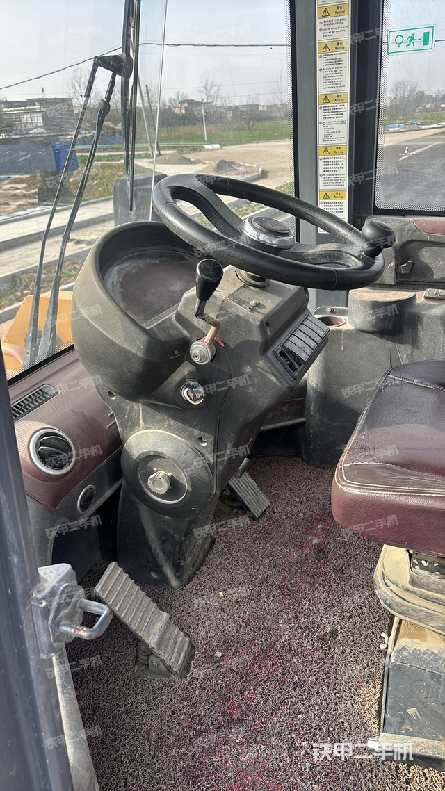 駕駛室工作臺(整機外觀及大件) 駕駛室工作臺(整機外觀及大件)