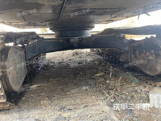 單側(cè)履帶整體(整機(jī)外觀) 單側(cè)履帶整體(整機(jī)外觀)