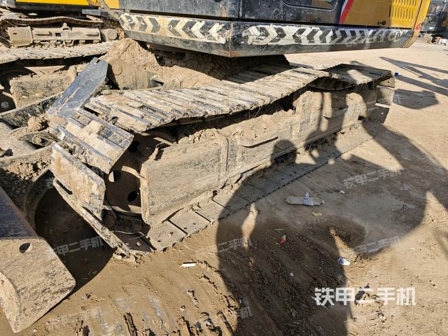 單側(cè)履帶整體(整機(jī)外觀) 單側(cè)履帶整體(整機(jī)外觀)
