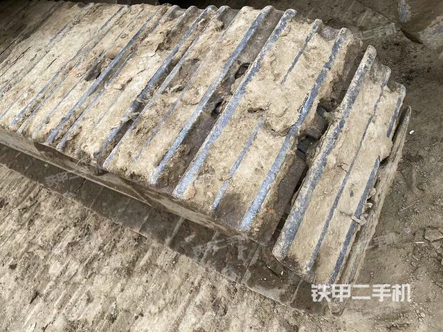 單側(cè)履帶整體(整機(jī)外觀) 單側(cè)履帶整體(整機(jī)外觀)