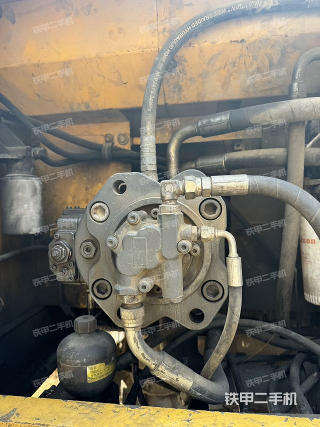 液壓泵艙室正面整體(整機(jī)外觀) 液壓泵艙室正面整體(整機(jī)外觀)