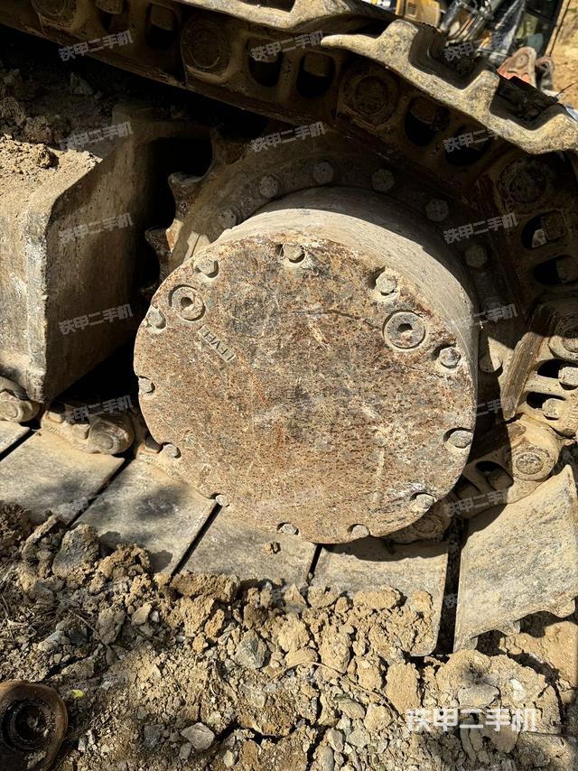 單側(cè)履帶整體(整機(jī)外觀) 單側(cè)履帶整體(整機(jī)外觀)