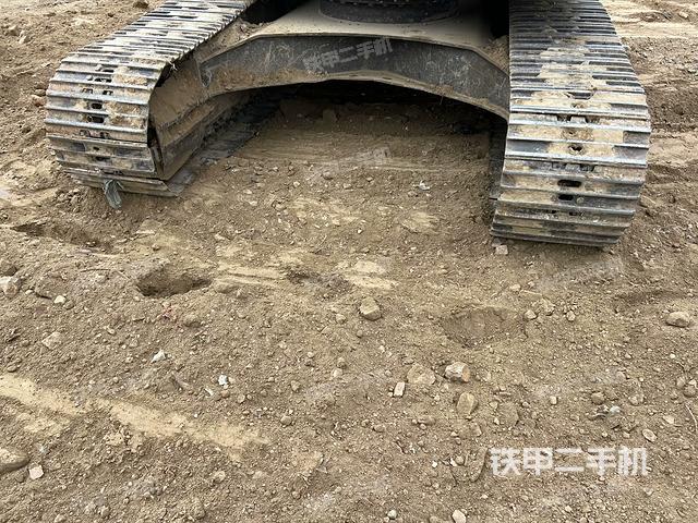 單側(cè)履帶整體(整機(jī)外觀) 單側(cè)履帶整體(整機(jī)外觀)