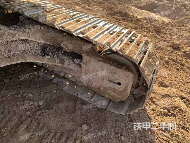 單側(cè)履帶整體(整機外觀) 單側(cè)履帶整體(整機外觀)