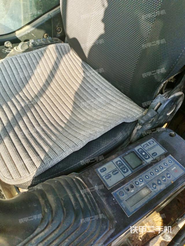 座椅左側(cè)控制臺/音響/含左手柄(駕駛室部分) 座椅左側(cè)控制臺/音響/含左手柄(駕駛室部分)