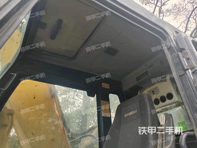 行走控制手柄和踏板?俯拍（駕駛室部分）