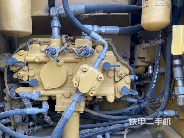 液壓泵艙室正面整體(整機外觀) 液壓泵艙室正面整體(整機外觀)