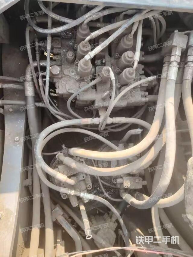 回轉(zhuǎn)馬達(dá)和主控閥(整機(jī)外觀) 回轉(zhuǎn)馬達(dá)和主控閥(整機(jī)外觀)