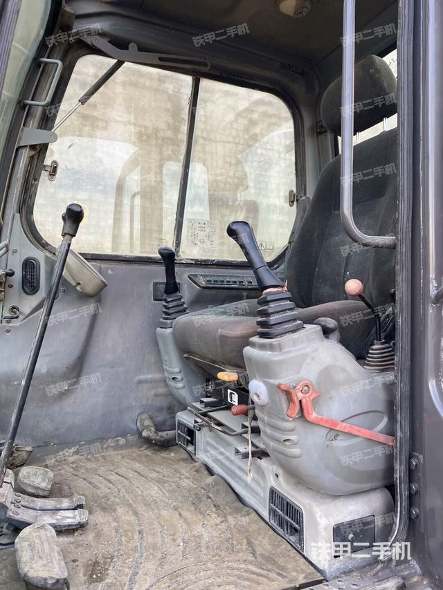 駕駛室整體(整機(jī)外觀) 駕駛室整體(整機(jī)外觀)