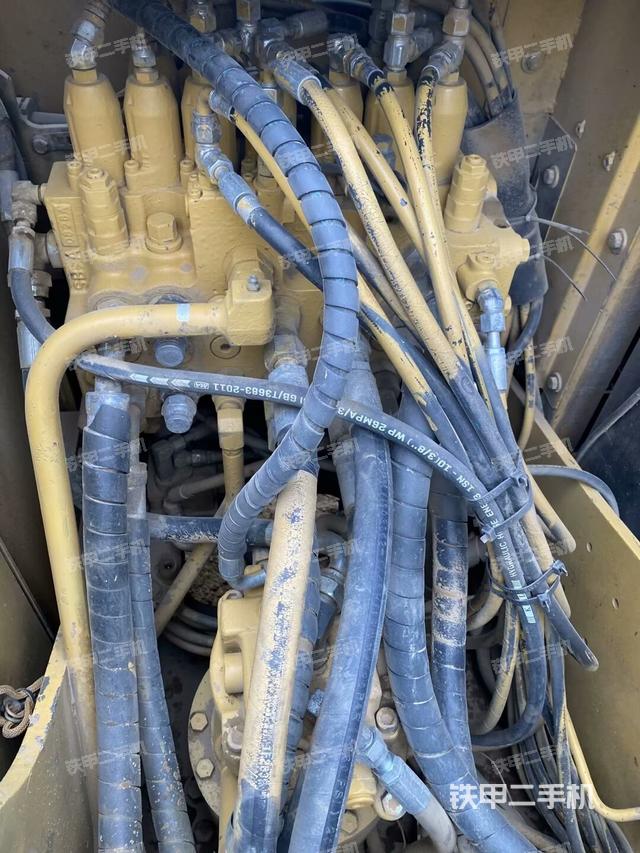 回轉馬達和主控閥(整機外觀) 回轉馬達和主控閥(整機外觀)