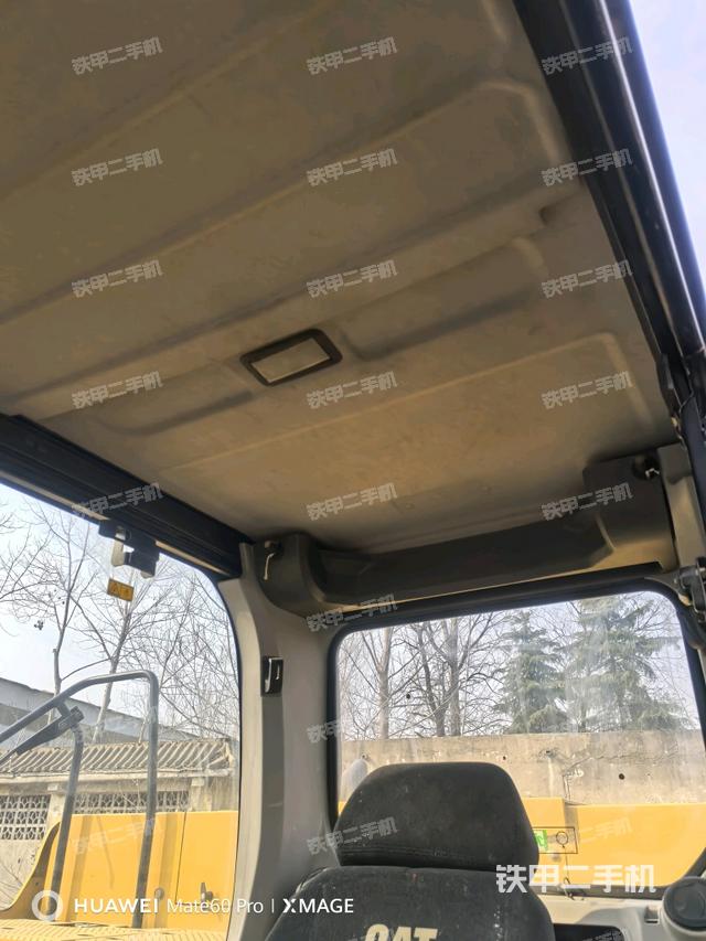 駕駛室頂部（整機外觀）