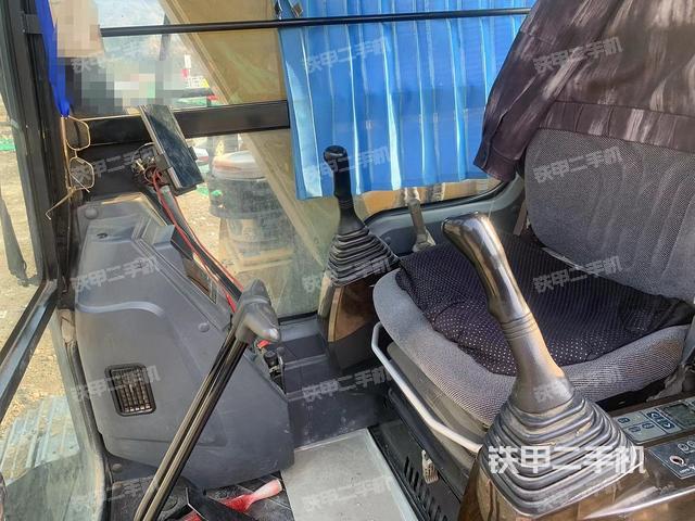 駕駛室整體(整機(jī)外觀) 駕駛室整體(整機(jī)外觀)