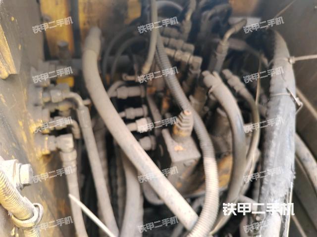 回轉(zhuǎn)馬達(dá)和主控閥(整機(jī)外觀) 回轉(zhuǎn)馬達(dá)和主控閥(整機(jī)外觀)