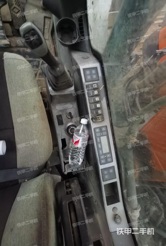 座椅右側(cè)控制臺/鑰匙門/油門/含右手柄(駕駛室部分) 座椅右側(cè)控制臺/鑰匙門/油門/含右手柄(駕駛室部分)