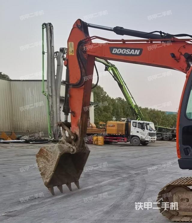 小臂整體左后(工作和回轉(zhuǎn)裝置) 小臂整體左后(工作和回轉(zhuǎn)裝置)