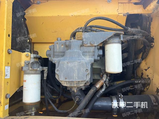 液壓泵艙室正面整體（整機外觀）