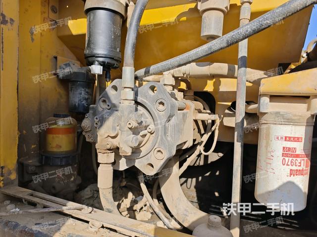 液壓泵艙室正面整體(整機(jī)外觀) 液壓泵艙室正面整體(整機(jī)外觀)
