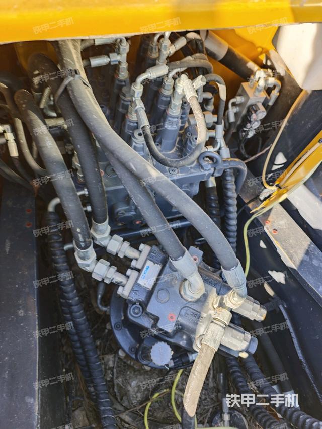 回轉(zhuǎn)馬達(dá)和主控閥（整機(jī)外觀）