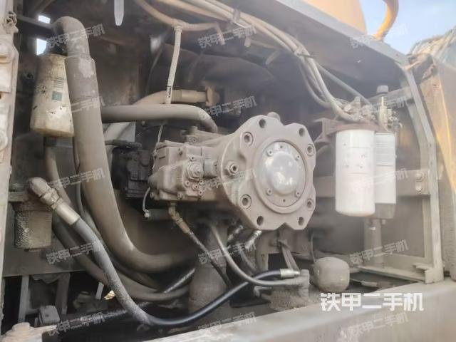 液壓泵艙室正面整體（整機外觀）