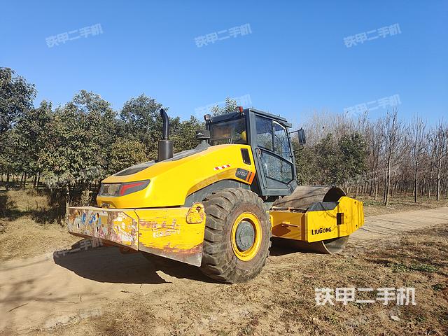 整機(jī)右側(cè)(設(shè)備外觀及核心部件) 整機(jī)右側(cè)(設(shè)備外觀及核心部件)