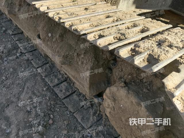 單側(cè)履帶整體(整機(jī)外觀) 單側(cè)履帶整體(整機(jī)外觀)