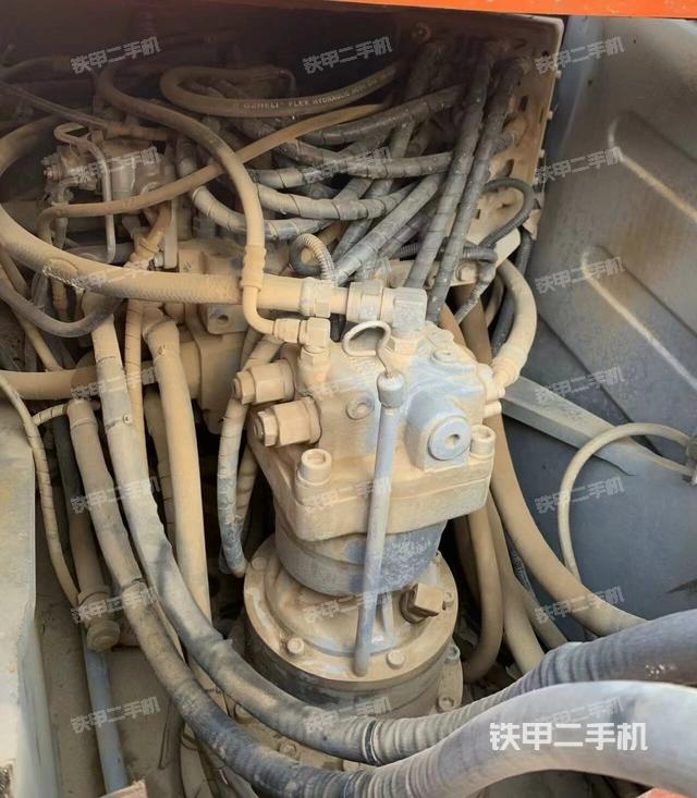 回轉(zhuǎn)馬達和主控閥(整機外觀) 回轉(zhuǎn)馬達和主控閥(整機外觀)