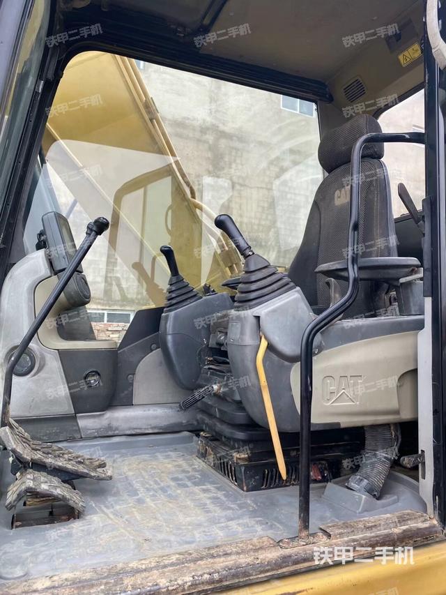 駕駛室整體(整機(jī)外觀) 駕駛室整體(整機(jī)外觀)