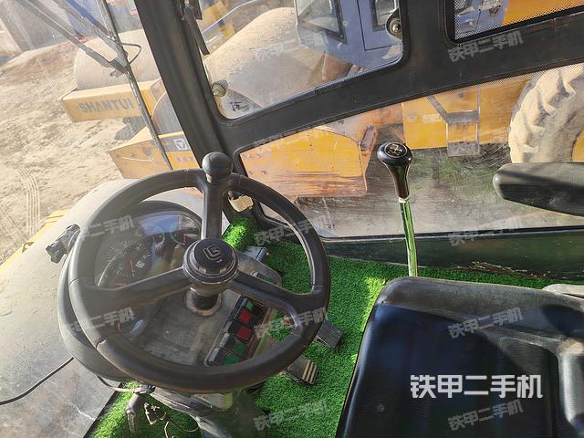 駕駛室操作臺(設(shè)備外觀及核心部件) 駕駛室操作臺(設(shè)備外觀及核心部件)