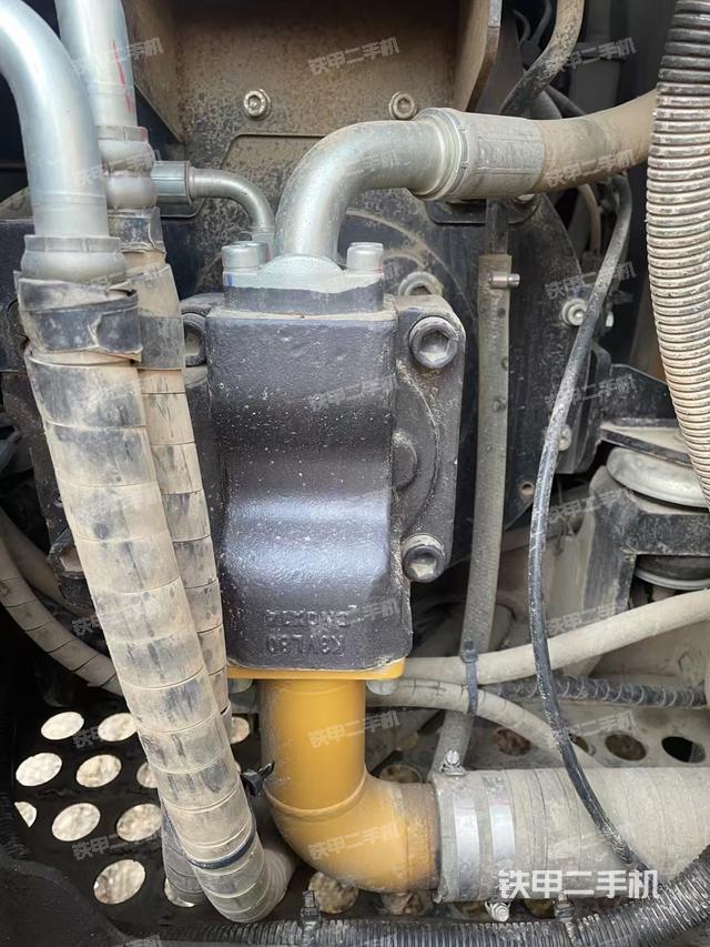 液壓泵艙室正面整體(整機(jī)外觀) 液壓泵艙室正面整體(整機(jī)外觀)
