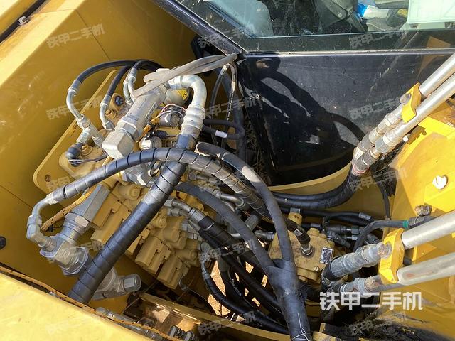 回轉(zhuǎn)馬達(dá)和主控閥（整機(jī)外觀）