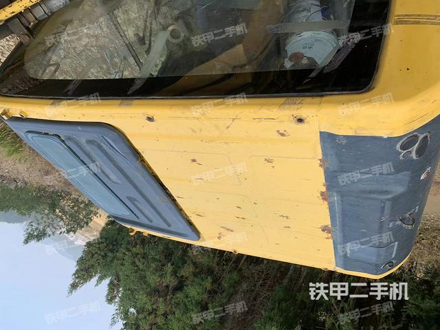 駕駛室頂部(整機(jī)外觀) 駕駛室頂部(整機(jī)外觀)