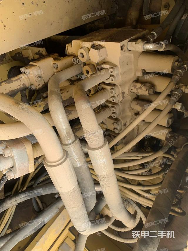 回轉(zhuǎn)馬達(dá)和主控閥(整機外觀) 回轉(zhuǎn)馬達(dá)和主控閥(整機外觀)