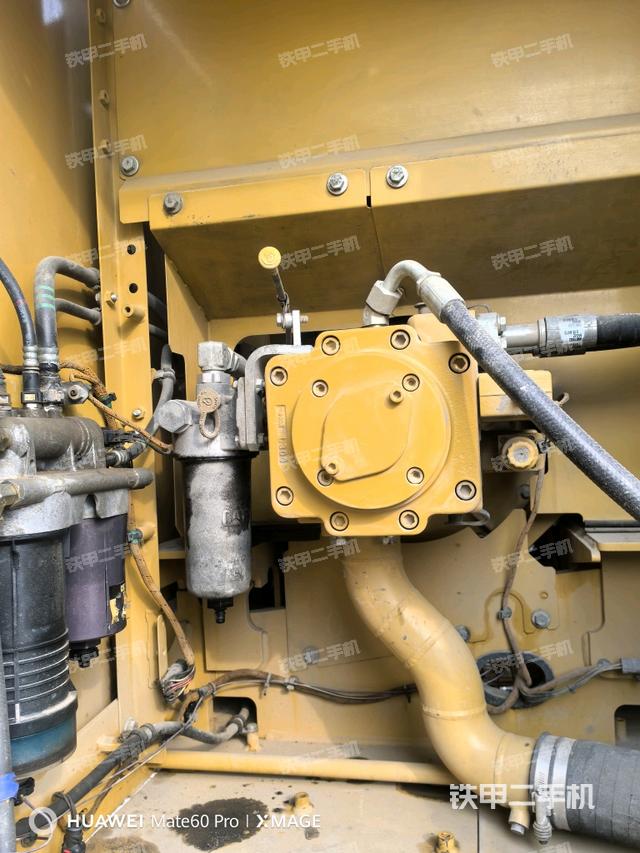 液壓泵艙室正面整體（整機外觀）