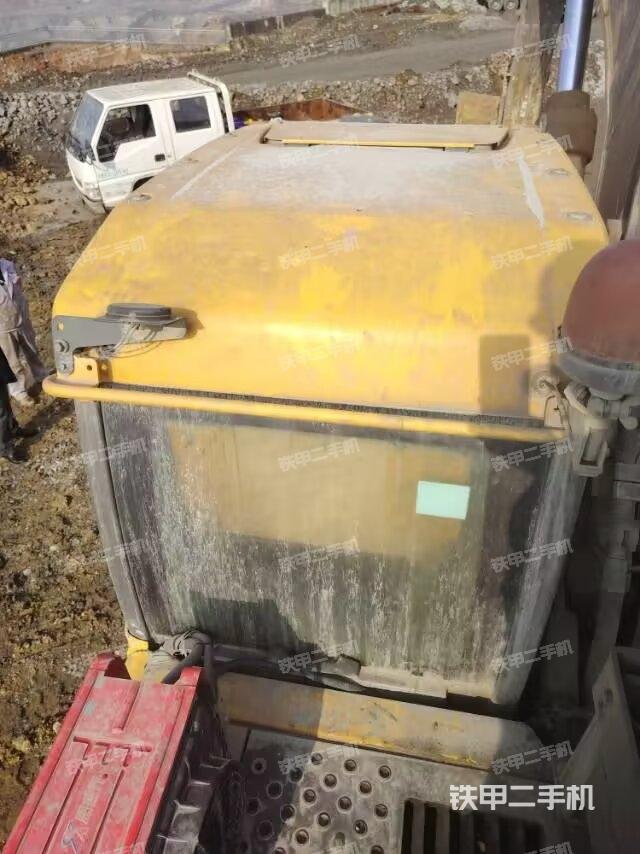 駕駛室頂部(整機(jī)外觀) 駕駛室頂部(整機(jī)外觀)