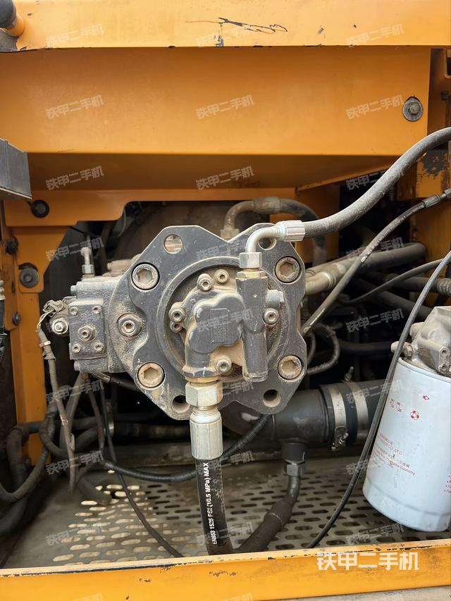 液壓泵艙室正面整體(整機(jī)外觀) 液壓泵艙室正面整體(整機(jī)外觀)