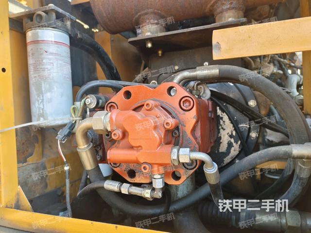 液壓泵斜45?右(大件艙室) 液壓泵斜45?右(大件艙室)