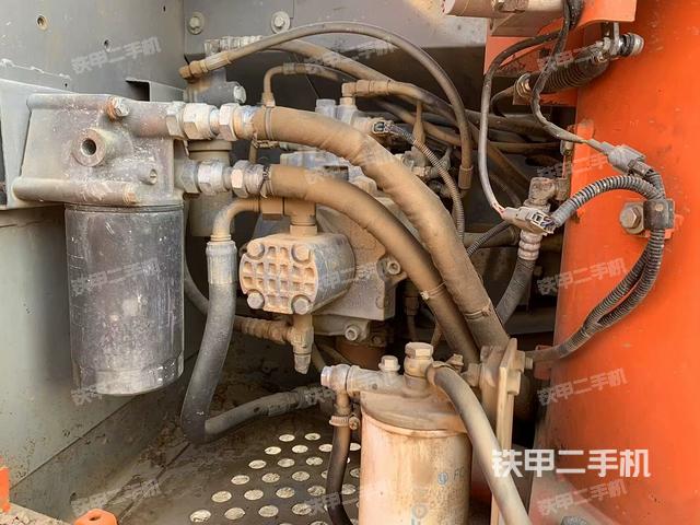 液壓泵艙室正面整體(整機外觀) 液壓泵艙室正面整體(整機外觀)