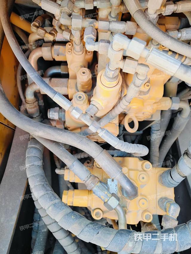 回轉(zhuǎn)馬達(dá)和主控閥（整機(jī)外觀）