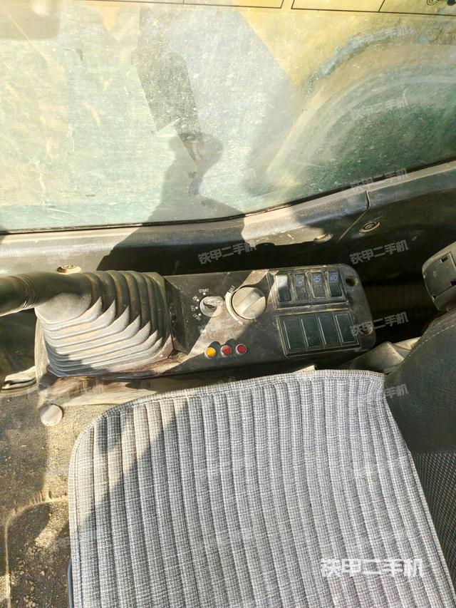 座椅右側(cè)控制臺/鑰匙門/油門/含右手柄(駕駛室部分) 座椅右側(cè)控制臺/鑰匙門/油門/含右手柄(駕駛室部分)