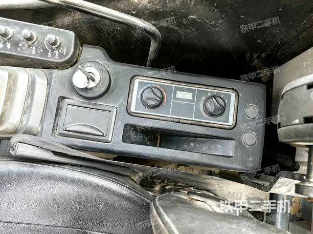 座椅右側控制臺/鑰匙門/油門/含右手柄(駕駛室部分) 座椅右側控制臺/鑰匙門/油門/含右手柄(駕駛室部分)