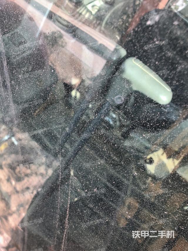 行走控制手柄和踏板?俯拍(駕駛室部分) 行走控制手柄和踏板?俯拍(駕駛室部分)