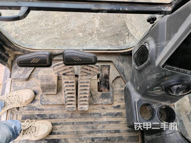 行走控制手柄和踏板?俯拍（駕駛室部分）