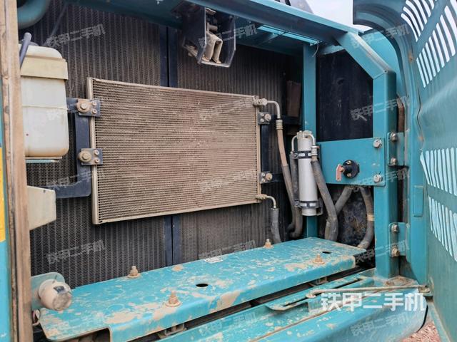 散熱器正面(大件艙室) 散熱器正面(大件艙室)