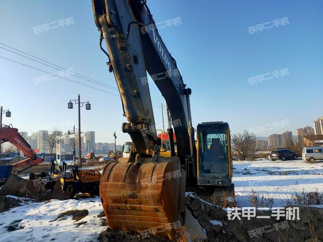 駕駛室整體(整機(jī)外觀) 駕駛室整體(整機(jī)外觀)