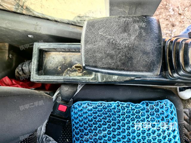 座椅左側(cè)控制臺/音響/含左手柄（駕駛室部分）