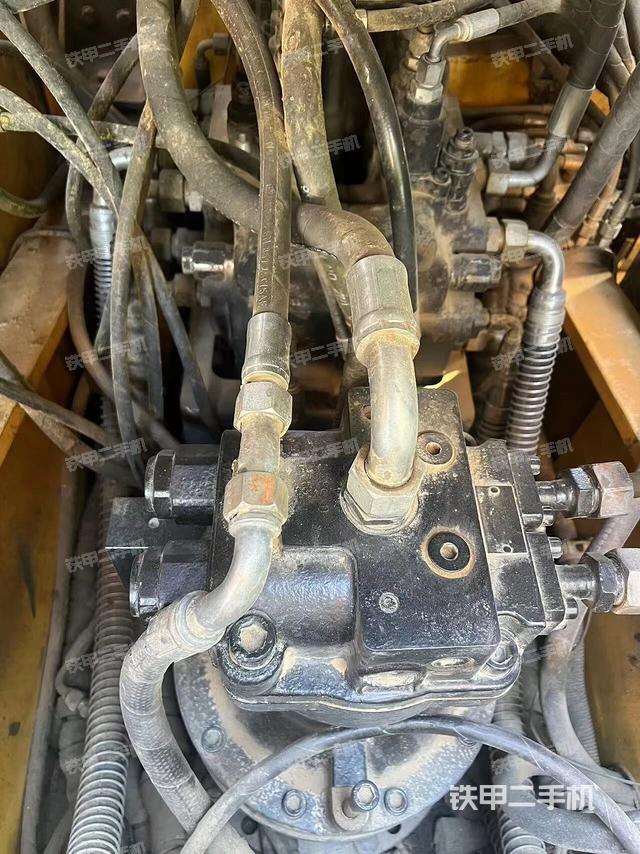 回轉(zhuǎn)馬達(dá)和主控閥(整機(jī)外觀) 回轉(zhuǎn)馬達(dá)和主控閥(整機(jī)外觀)