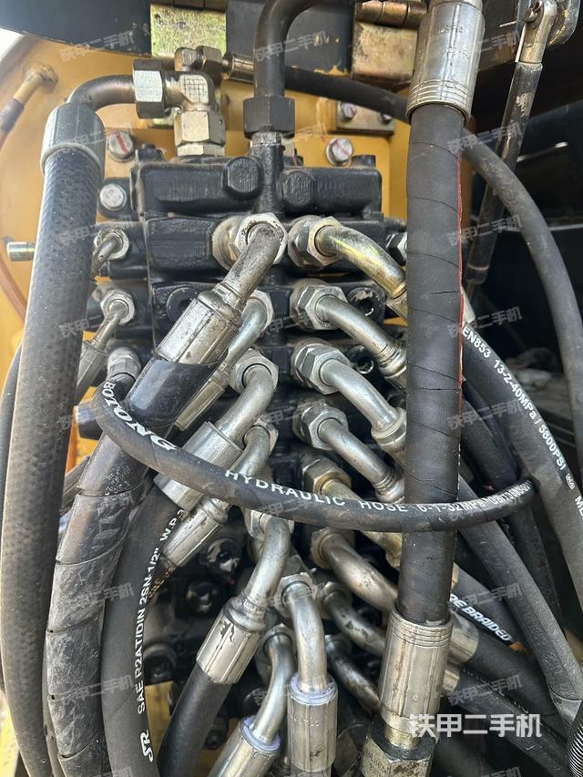 回轉(zhuǎn)馬達(dá)和主控閥（整機(jī)外觀）